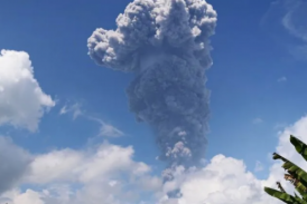 Letusan Gunung Ibu Mengganas, Semburkan Abu Vulkanik 5 Kilometer