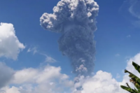 Letusan Gunung Ibu Mengganas, Semburkan Abu Vulkanik 5 Kilometer