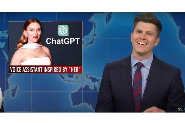 Colin Jost membuat lelucon canggung tentang istrinya Scarlett Johansson di Saturday Night Live. (FOTO: SNL/NBC) 