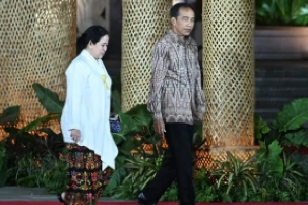 Presiden Joko Widodo (Jokowi) bersama Ketua DPR Puan Maharani di sela WWF ke-10 di Bali, Minggu (19/5/2024). (Foto:Antara) 