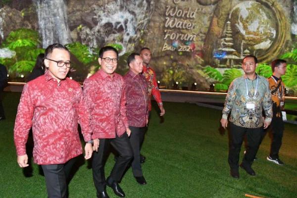 Mendes PDTT Abdul Halim Iskandar (kedua dari kiri) mendampingi Presiden Joko Widodo (Jokowi) menjamu pemimpin dan delegasi KTT World Water Forum (WWF) ke-10. (foto: Humas Kemendes PDTT) 