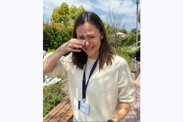 Jennifer Garner Menangis saat Putrinya Violet Lulus SMA