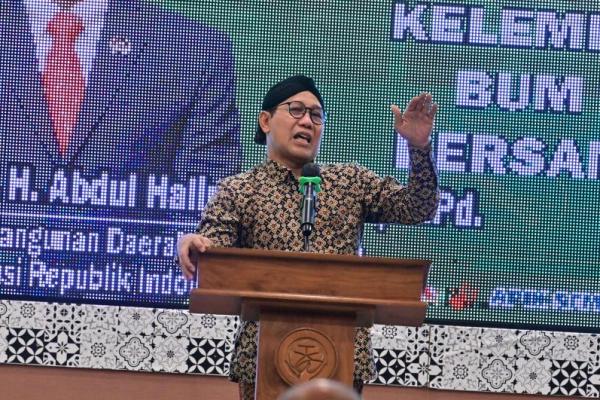 Menteri Desa Pembangunan Daerah Tertinggal dan Transmigrasi (Mendes PDTT) Abdul Halim Iskandar membuka Rapat Pembahasan Penguatan kelembagaan Bumdesa Bersama LKD dalam Mendukung Kemandirian Ekonomi Desa di Balai Pelatihan dan Pemberdayaan Masyarakat Desa, Sleman, DIY, Selasa (21/5/2024). (Foto: Humas Kemendes PDTT) 