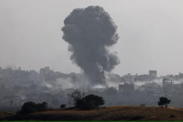 Asap mengepul dari ledakan menyusul serangan udara di Gaza, dekat perbatasan Israel-Gaza, terlihat dari Israel, 20 Mei 2024. REUTERS 