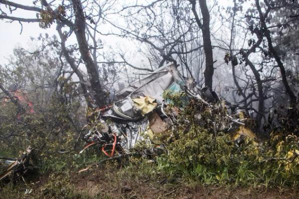 Pemandangan puing-puing helikopter Presiden Iran Ebrahim Raisi di lokasi kecelakaan di sebuah gunung di daerah Varzaghan, barat laut Iran, 20 Mei 2024. WANA via REUTERS 