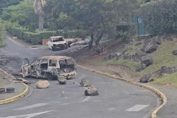 Pemandangan mobil-mobil yang terbakar di jalan raya, di tengah protes berujung rusuh di Noumea, Kaledonia Baru, 21 Mei 2024, dalam tangkapan layar dari video media sosial via REUTERS. 