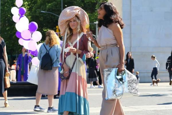 Sarah Jessica Parker dan Sarita Choudbury saat syuting sebuah adegan di Washington Square Park. (FOTO: SPLASHNEWS) 