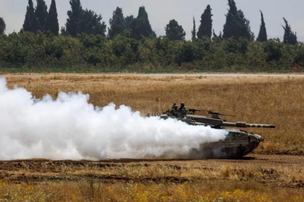 Sebuah tank Israel bermanuver di dekat perbatasan Israel-Gaza, seperti yang terlihat dari Israel, 21 Mei 2024. REUTERS 