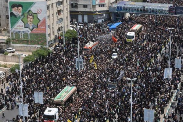 Para pelayat menghadiri pemakaman korban kecelakaan helikopter yang menewaskan Presiden Iran Ebrahim Raisi dan lainnya, di Teheran, Iran, 22 Mei 2024. WANA via REUTERS  