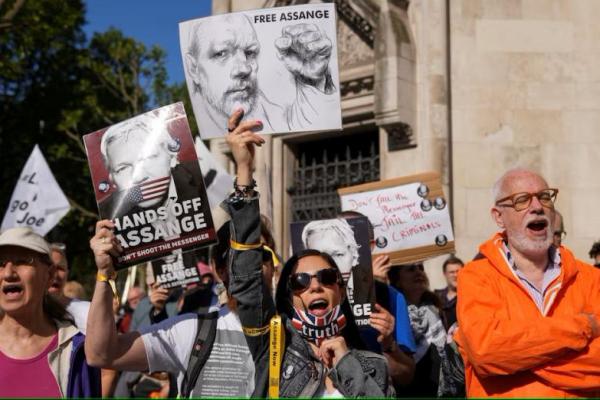 Orang-orang menghadiri protes di luar Pengadilan Tinggi pada hari sidang ekstradisi pendiri WikiLeaks Julian Assange, di London, Inggris, 20 Mei 2024. REUTERS 