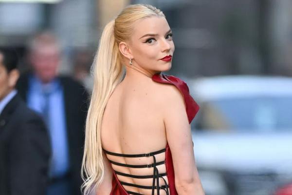 Tampil Seksi, Anya Taylor-Joy Kenakan Gaun Bertali Pamerkan Bagian Belakang