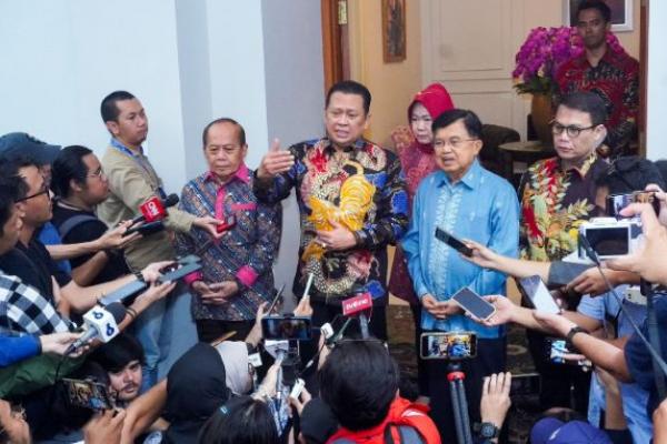 Ketua MPR Bambang Soesatyo (Bamsoet) memberi keterangan pers usai bertemu Wakil Presiden ke-10 dan ke-12 Jusuf Kalla, di Jakarta, Rabu (22/5/24) (Foto: Humas MPR) 