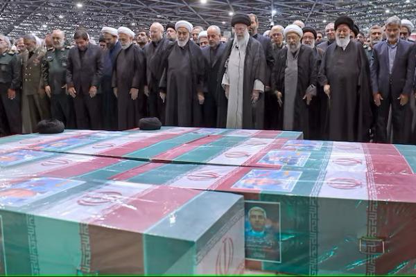 Pemimpin Tertinggi Iran Ayatollah Ali Khamenei melakukan doa di pemakaman korban kecelakaan helikopter yang menewaskan Presiden Iran Ebrahim Raisi, di Teheran, Iran, 22 Mei 2024. WANA via REUTERS 