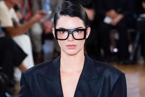 Kendall Jenner Senang Ibu dan Kakaknya Kim Kardashian tak Mengenalinya di Paris Fashion Week