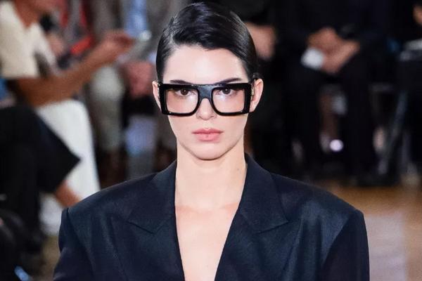 Kendall Jenner berjalan di atas catwalk saat peragaan busana Victoria Beckham Ready to Wear Spring/Summer 2024 sebagai bagian dari Paris Fashion Week pada 29 September 2023 di Paris, Prancis. (FOTO: GETTY IMAGE) 