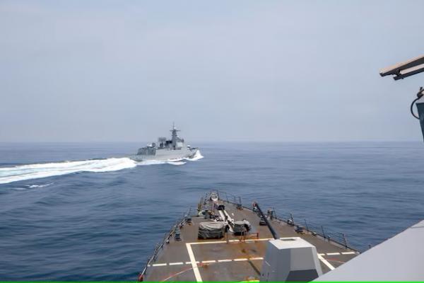 Kapal perang Tiongkok Luyang III berlayar di dekat kapal perusak AS USS Chung-Hoon, terlihat dari dek kapal perusak AS, di Selat Taiwan, 3 Juni 2023. Handout via REUTERS 