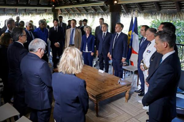 Presiden Prancis Emmanuel Macron mengheningkan cipta untuk penghormatan para korban bentrokan di Noumea, wilayah Pasifik Prancis di New Kaledonia pada 23 Mei 2024. Foto via REUTERS 