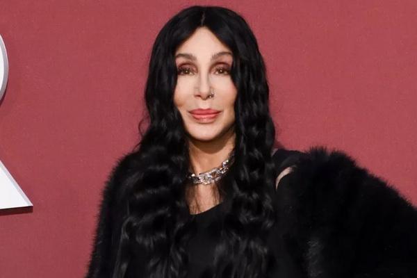 Pakai Bodysuit Hitam Seksi, Cher Mirip dengan Penampilan di Video Musiknya 35 Tahun Lalu