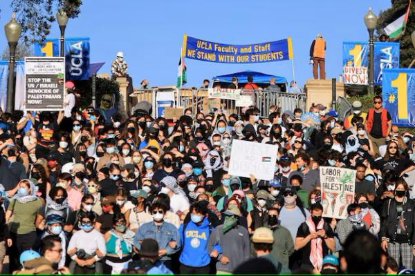 Orang-orang berkumpul di Universitas California, di Los Angeles, California, AS, 1 Mei 2024. REUTERS 