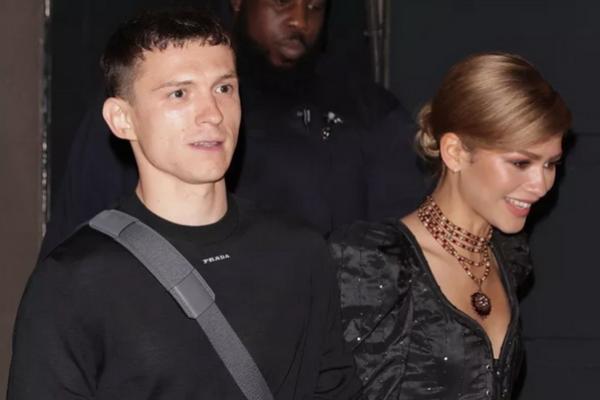 Dukung Tom Holland Manggung Romeo and Juliet, Zendaya Bergaun ala Shakespeare