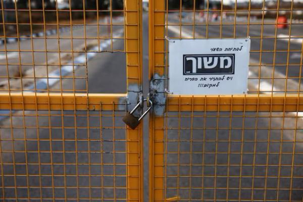 Sebuah pagar terkunci di pintu masuk penyeberangan perbatasan Kerem Shalom, Israel, 17 Mei 2024. REUTERS 