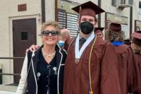 Sharon Stone Bangga Putra Keduanya Lulus SMA