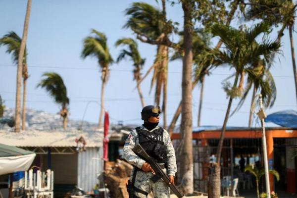 Seorang anggota Garda Nasional berjaga di TKP tempat dua orang ditembak di Acapulco, Meksiko, 7 Mei 2024. REUTERS 
