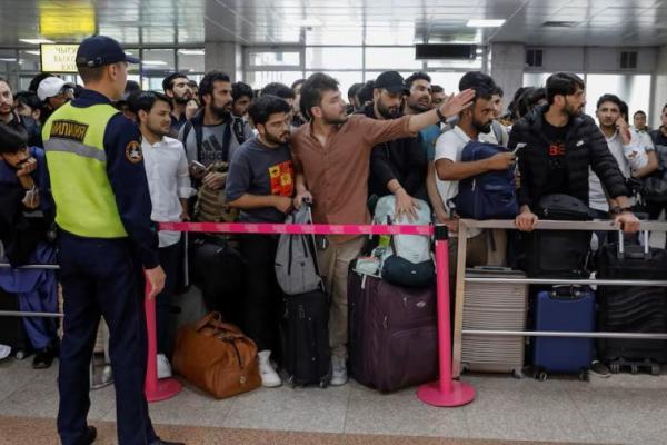 Warga negara Pakistan, termasuk pelajar, menunggu penerbangan repatriasi, saat mereka meninggalkan Kyrgyzstan di bandara di luar Bishkek, Kyrgyzstan, 23 Mei 2024. REUTERS 