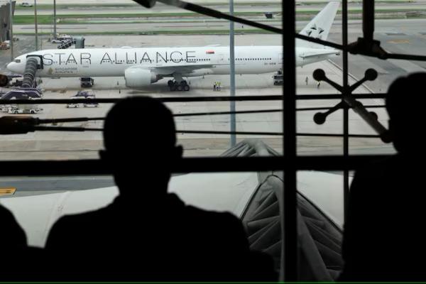 Orang-orang melihat pesawat Singapore Airlines penerbangan SQ321 yang diparkir di landasan Bandara Internasional Suvarnabhumi, di Bangkok, Thailand, 22 Mei 2024. REUTERS 
