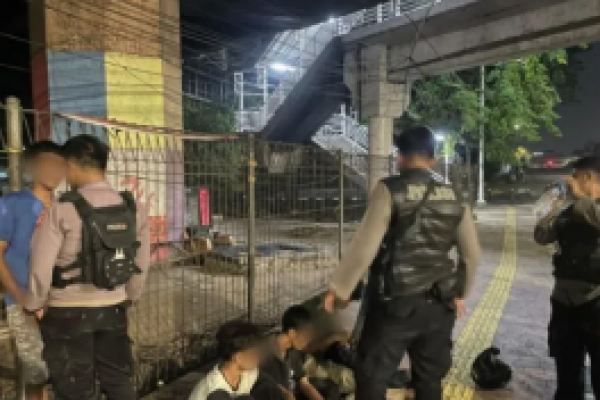 Polisi menangkap empat remaja yang berkonvoi membawa senjata tajam, di Jakarta, Jumat (24/5/2024) dinihari 