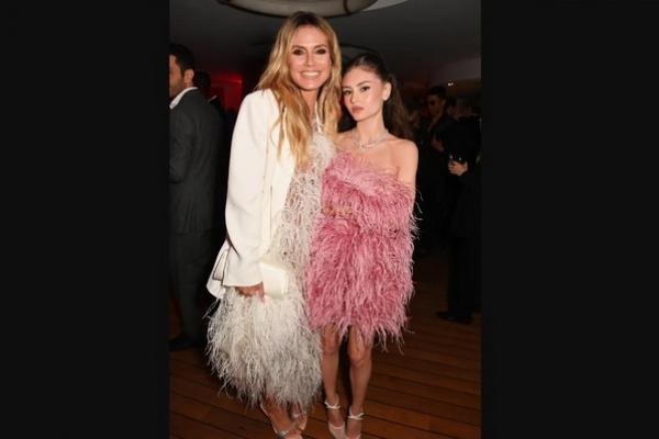 Heidi Klum dan putrinya Leni mengenakan gaun berbulu karya desainer Monique Lhuillier. (FOTO: GETTY IMAGE) 