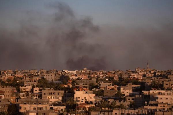 Asap mengepul pasca serangan udara Israel di Rafah, Sabtu (25/5/2024). (FOTO: HAITHAM IMAD/EPA) 