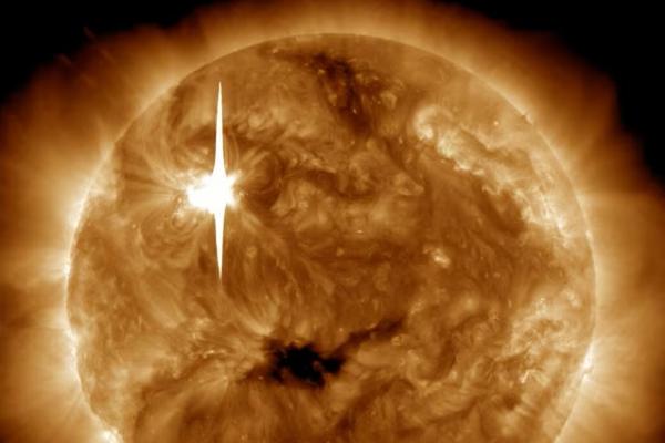 Matahari memancarkan jilatan api matahari pada 22 Februari 2024, dalam gambar yang diambil oleh Solar Dynamics Observatory NASA via REUTERS. 