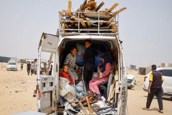 Pengungsi Palestina dari keluarga Salman menaiki kendaraan yang penuh dengan barang-barang saat mereka bersiap untuk meninggalkan Rafah di Jalur Gaza selatan, 27 Mei 2024. REUTERS 