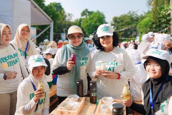 Penasehat Dharma Wanita Persatuan (DWP) NFA Neila Aisha Arief. menghadiri Gebyar Sekolah Sehat di SMPN 177 Jakarta, Selasa (28/5/2024). (Foto: NFA) 