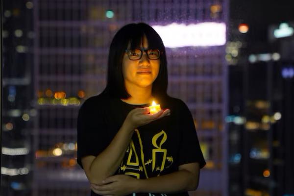 Wakil ketua Aliansi Hong Kong dalam Mendukung Gerakan Demokratik Patriotik Tiongkok, Chow Hang-tung berpose dengan lilin di Hong Kong, Tiongkok Juni 3, 2021. REUTERS 