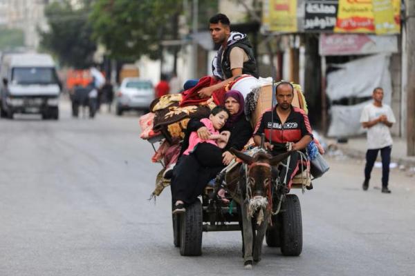 Warga Palestina melakukan perjalanan dengan kereta yang ditarik keledai saat melarikan diri dari Rafah akibat operasi militer Israel, di Rafah, di Jalur Gaza selatan. REUTERS 