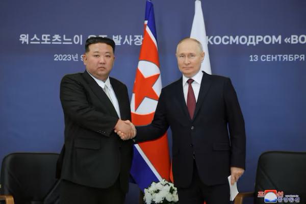 Presiden Rusia Vladimir Putin dan pemimpin Korea Utara Kim Jong Un menghadiri pertemuan di wilayah Amur timur jauh, Rusia, 13 September 2023. KCNA via REUTERS 