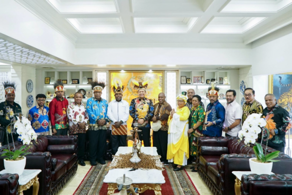 Ketua MPR Bambang Soesatyo (Bamsoet) menerima Majelis Rakyat Papua (MRP) se-Wilayah Papua, di Jakarta, Rabu (29/5/24).  (Foto Humas MPR) 