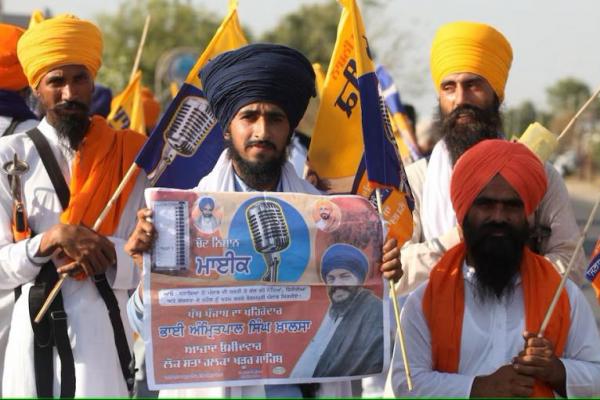 Seorang pendukung pemimpin separatis Sikh Amritpal Singh memegang poster kampanye di distrik Tarn Taran, Punjab, India, 28 Mei 2024. REUTERS 