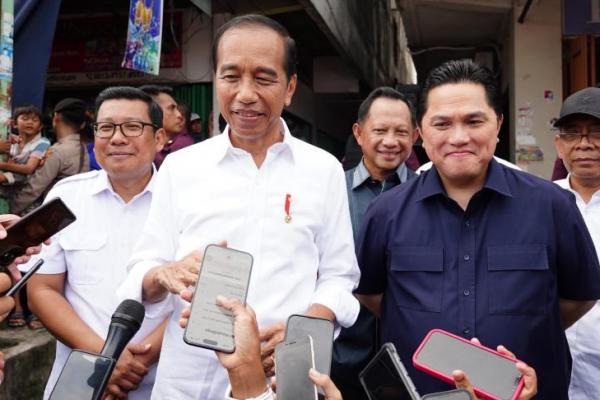 Kepala Badan Pangan Nasional atau National Food Agency (NFA) Arief Prasetyo Adi mendampingi kegiatan Presiden Joko Widodo (Jokowi) di Dumai, Riau, Sabtu (1/6/2024). (Foto:NFA) 