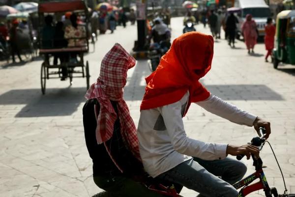 India tidak asing dengan suhu musim panas yang sangat panas, namun penelitian ilmiah selama bertahun-tahun telah menemukan bahwa perubahan iklim menyebabkan gelombang panas menjadi lebih lama, lebih sering, dan lebih intens. (FOTO: AFP) 