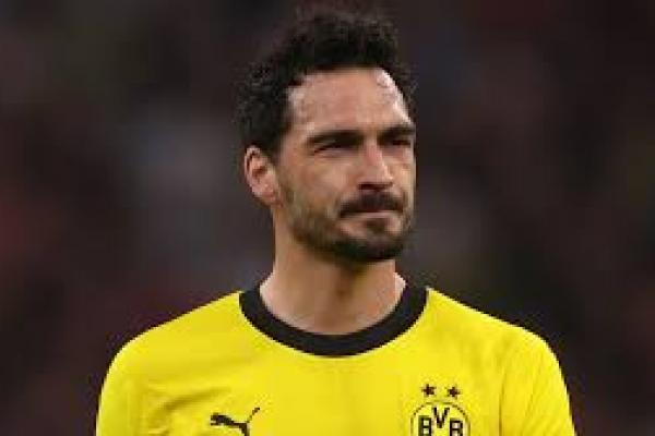 Bek amdalan Borussia Dortmund Mats Hummels dikabarkan menolak tawaran klub dari Major League Soccer (MLS) dan Arab Saudi jika kontraknya berakhir musim ini. (Foto Goal) 