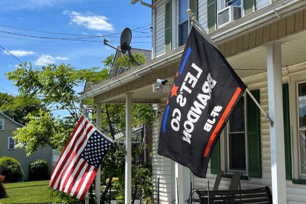 Bendera AS berkibar terbalik di luar sebuah rumah di East Bangor, Pennsylvania, AS, 31 Mei 2024. REUTERS 