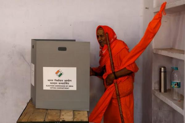 Seorang Sadhu atau orang suci Hindu memberikan suaranya di dalam tempat pemungutan suara di Varanasi, India, 1 Juni 2024. REUTERS 