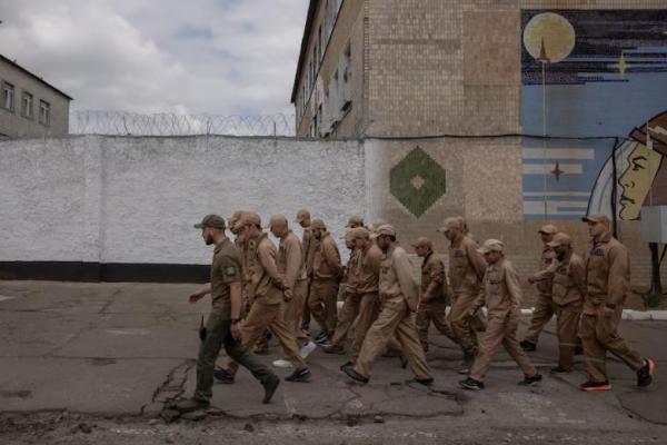 Narapidana berjalan di halaman penjara selama promo merekrut beberapa narapidana untuk militer, di koloni penjara di wilayah Kyiv, Ukraina, 30 Mei 2024. REUTERS 