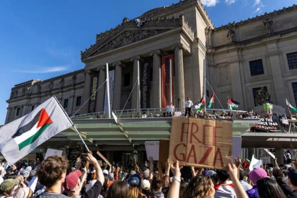 Pengunjuk rasa pro-Palestina naik ke atas atap pintu masuk Museum Brooklyn saat melakukan protes, di wilayah Brooklyn di New York City, AS, 31 Mei 2024. REUTERS 
