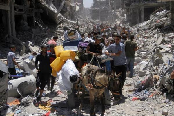 Warga Palestina berjalan di kamp pengungsi Jabalia, di Jalur Gaza utara, 31 Mei 2024. REUTERS 