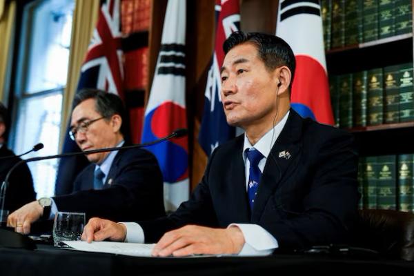 Menteri Pertahanan Nasional Korea Selatan Shin Won-sik berbicara dalam konferensi pers di Melbourne, Australia, 1 Mei 2024. REUTERS 