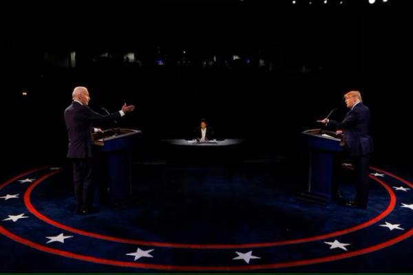 Joe Biden dan Donald Trump dalam debat kampanye presiden kedua di Universitas Belmont di Nashville, Tennessee, AS, 22 Oktober 2020. REUTERS 